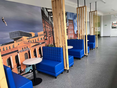 Nowa aranżacja szkolnego korytarza – szkoła się zmienia!